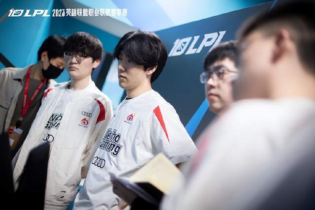 与此同时 与此同时